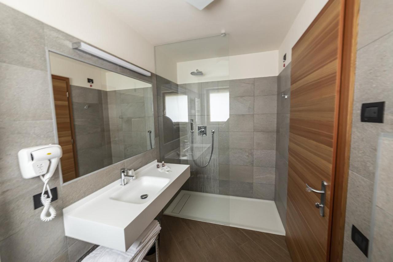Hotel Garnì Paradisi - Wellness&Spa Mezzano Bagian luar foto