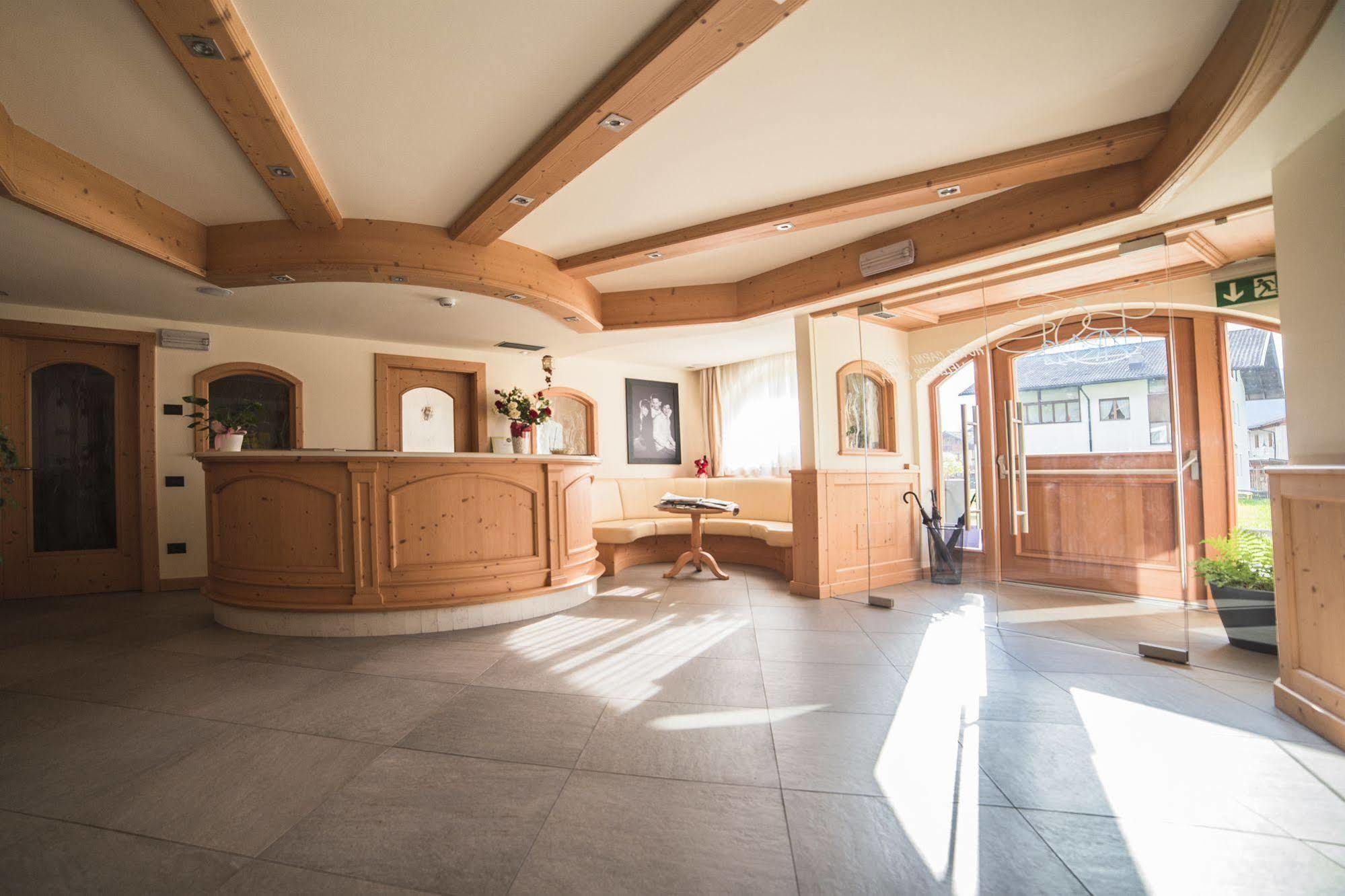 Hotel Garnì Paradisi - Wellness&Spa Mezzano Bagian luar foto