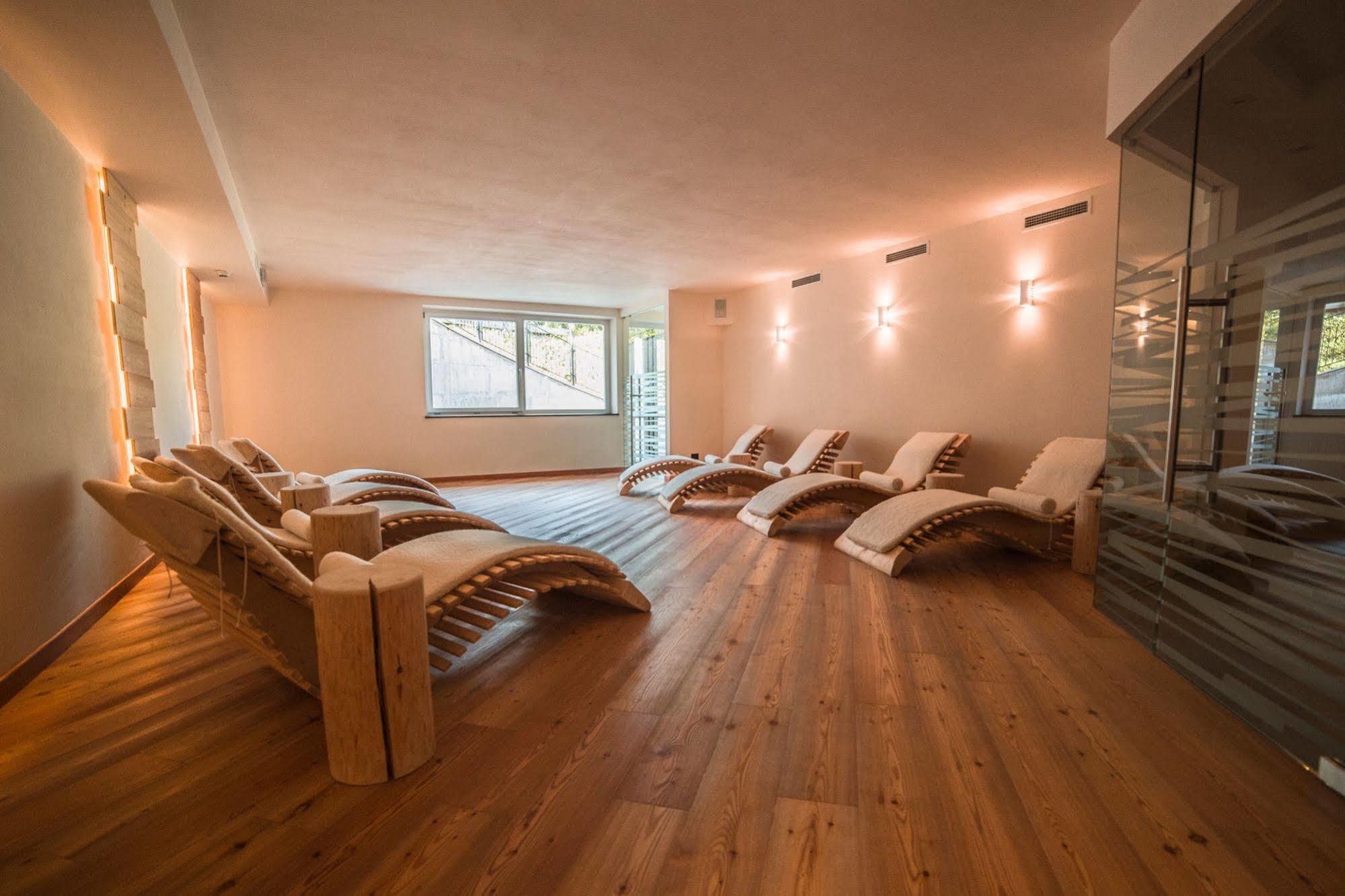 Hotel Garnì Paradisi - Wellness&Spa Mezzano Bagian luar foto